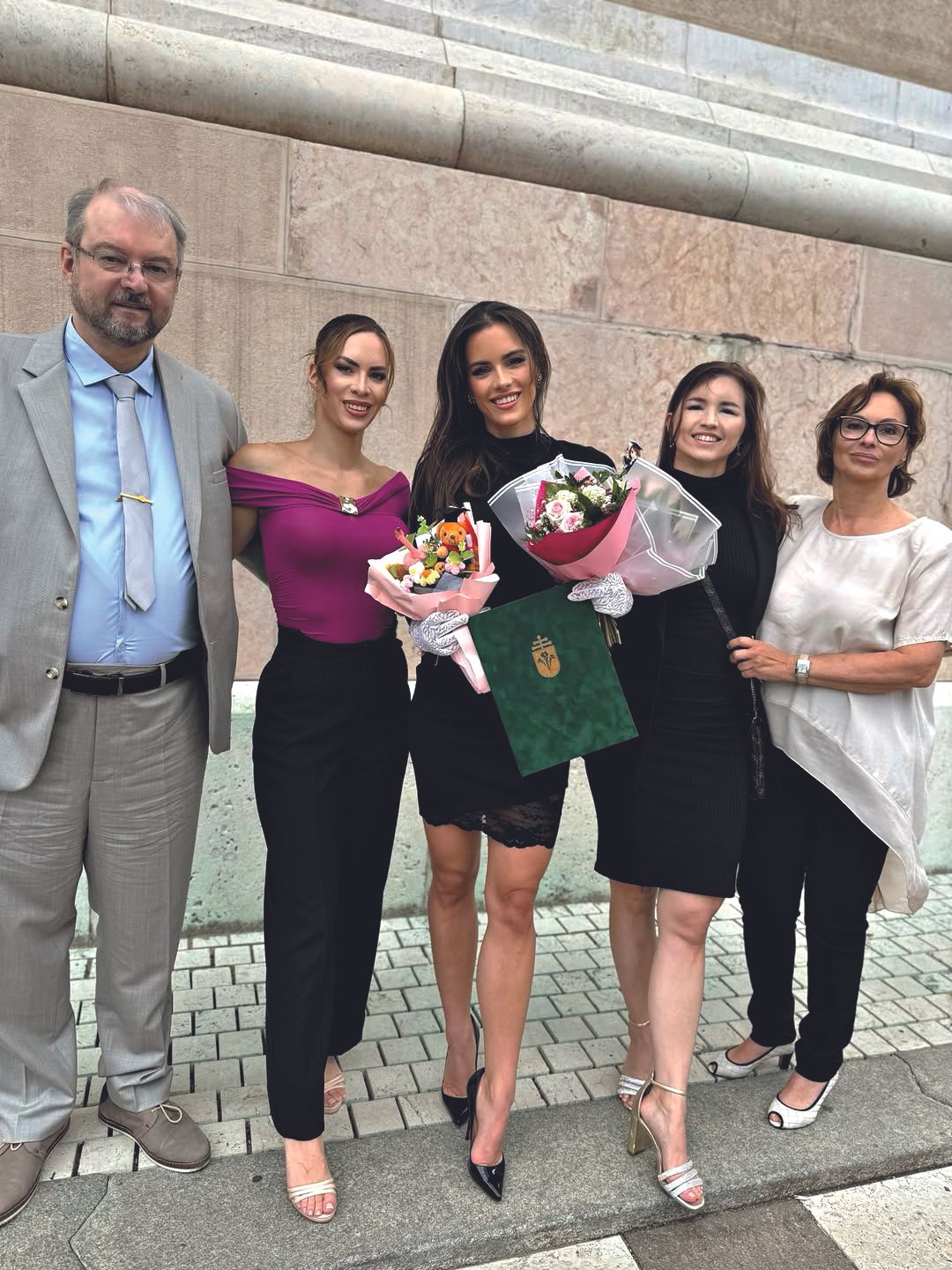 Gelencsér Tímea azért örül a diplomájának, mert rajta kívül mindenkinek volt már a családban. Most spanyol nyelvvizsgára gyúr. - METROPOL
