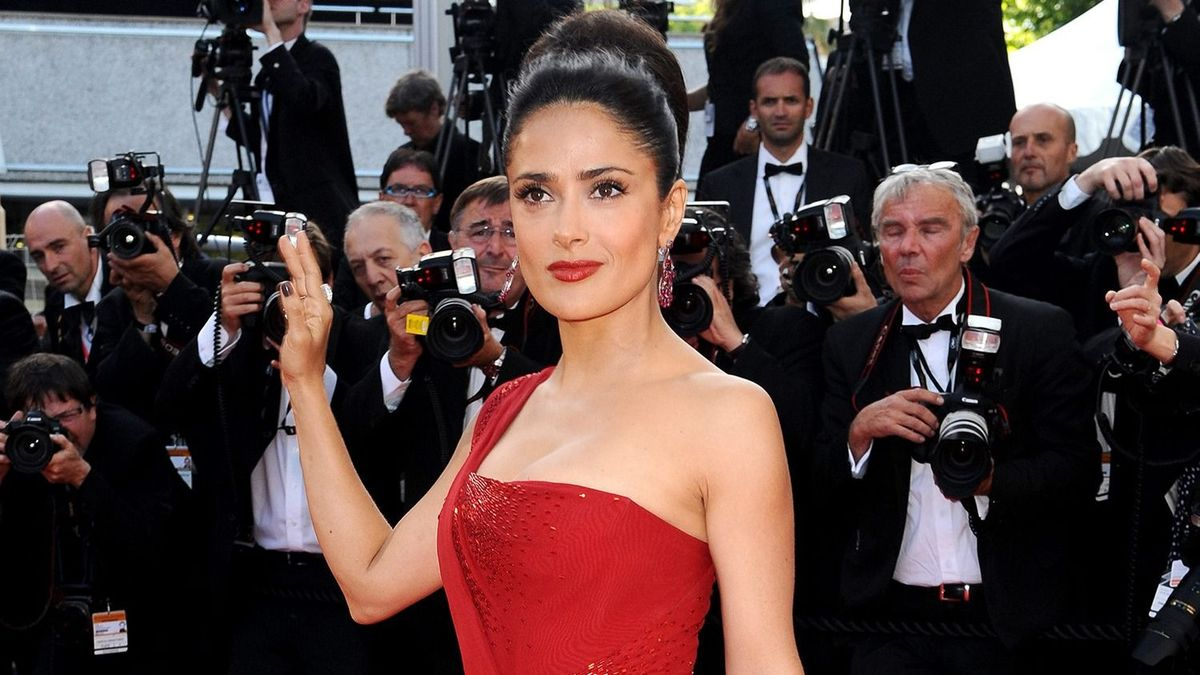 Salma Hayek vadító táncot lejtett bikiniben, videó is készült róla