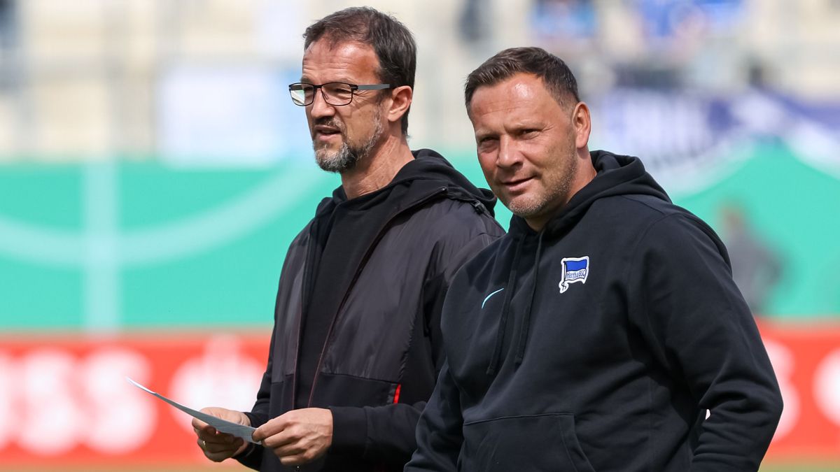 Dárdai Pál vezetőedző (jobbra) és Fredi Bobic ügyvezető 2021-ben