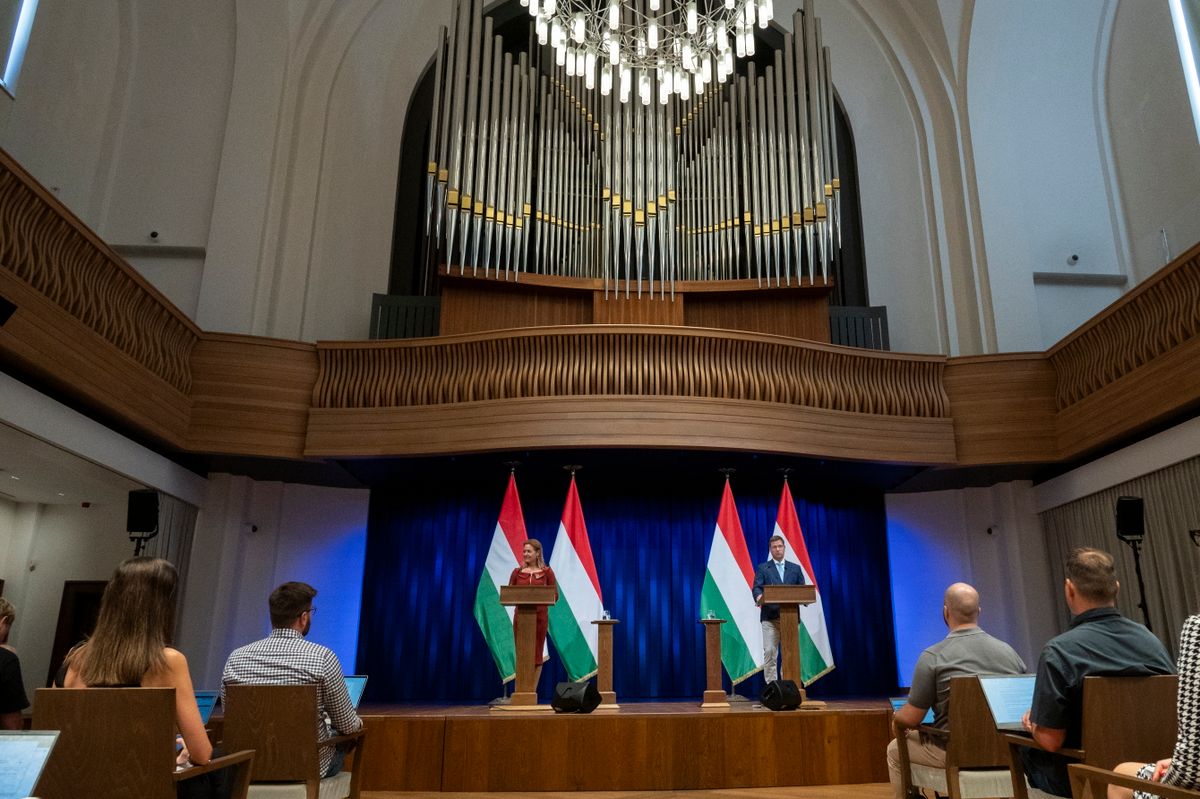 GULYÁS Gergely; VITÁLYOS Eszter