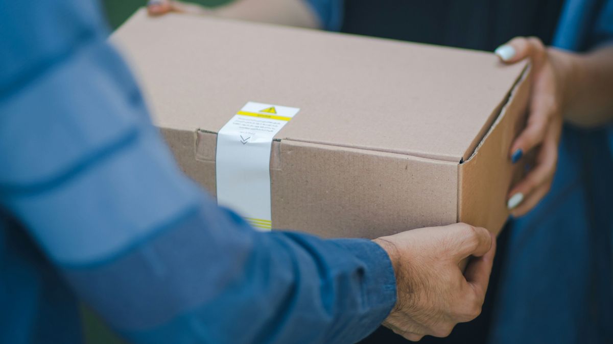 csomag futár karácsony ajándék