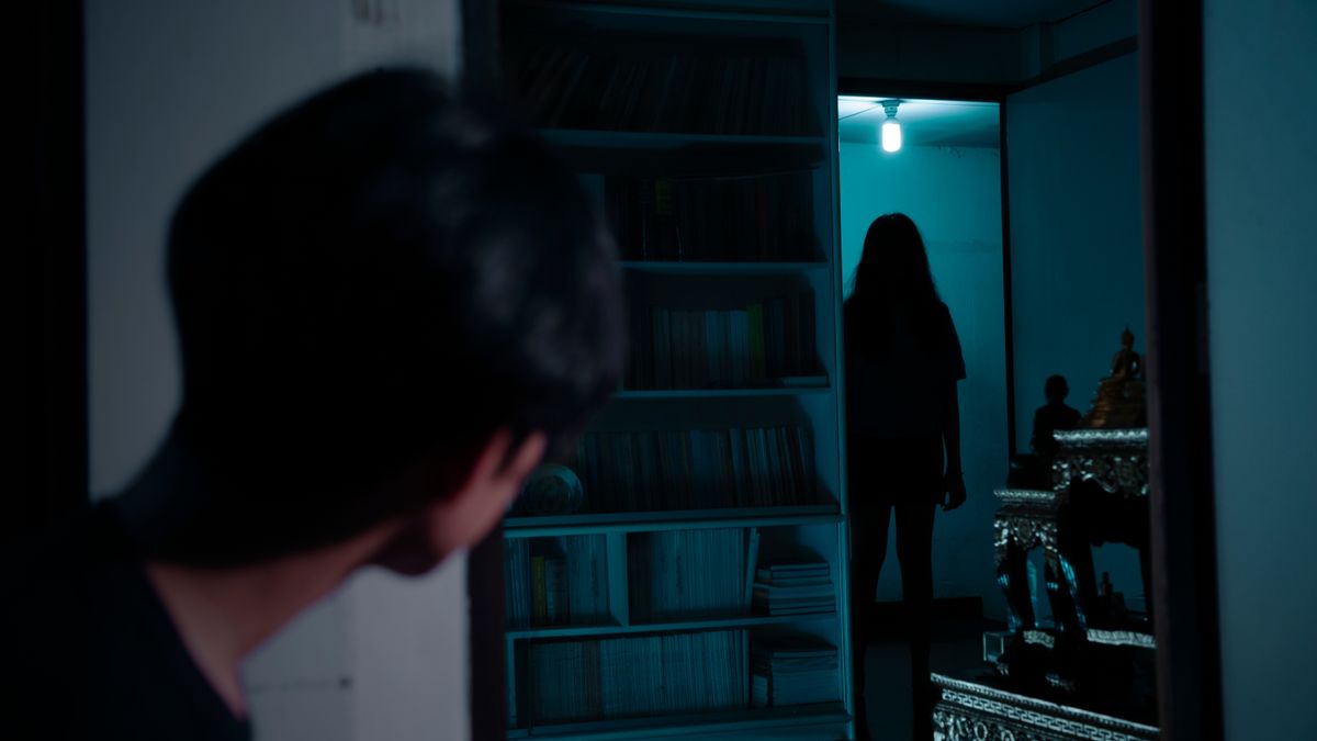 szellemek, A,Man,Looking,At,Scariest,Thai,Lady,Ghost,Across,The