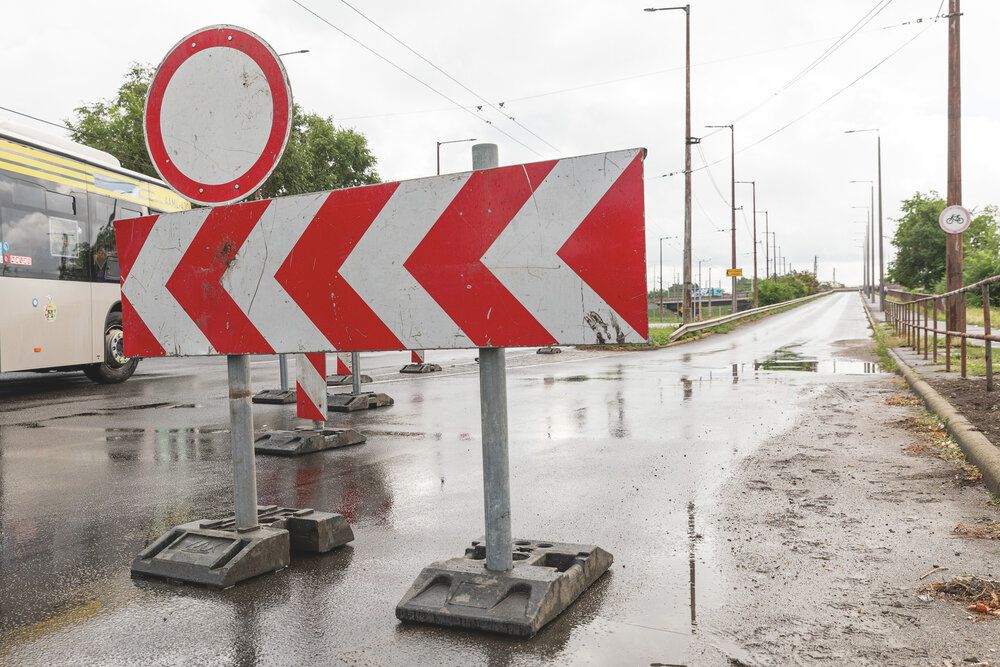 lezárás, forgalomkorlátozás, behajtani tilos