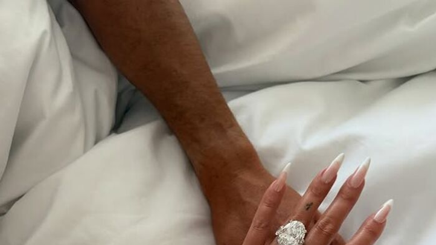 Cristiano Ronaldo végre eljegyezte szerelmét, ráadásul egy olyan hatalmas gyémánttal, ami szinte a holdról is látszik. De nem Georgina Rodríguez az egyetlen, akinek méregdrága ékszer csillog a gyűrűsujján. Mutatjuk a fotókat.