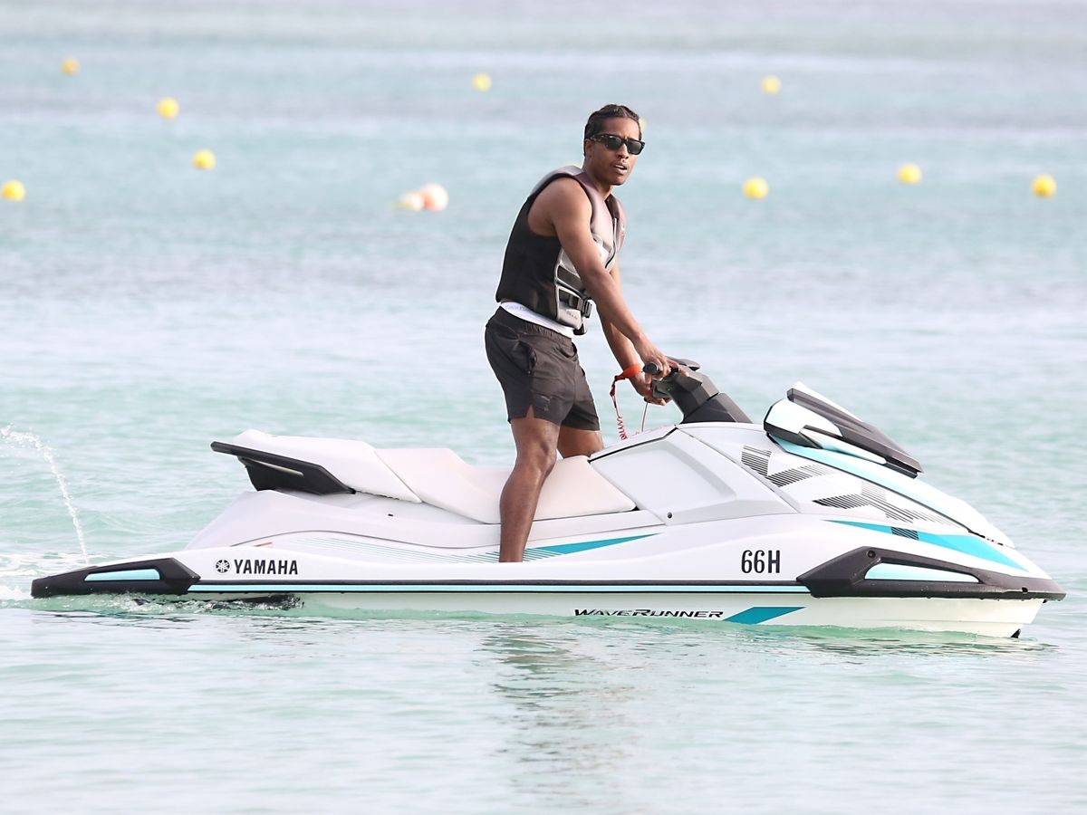sztárok *PREMIUM-EXCLUSIVE* MUST CALL FOR PRICING BEFORE USAGE  - The Barbadian singer Rihanna with her beau, the American Rapper Asap Rocky are seen out on the beach where they boarded 'The Great Big Mable' Sofa Inflatable for a thrill-seeking ride out to sea du