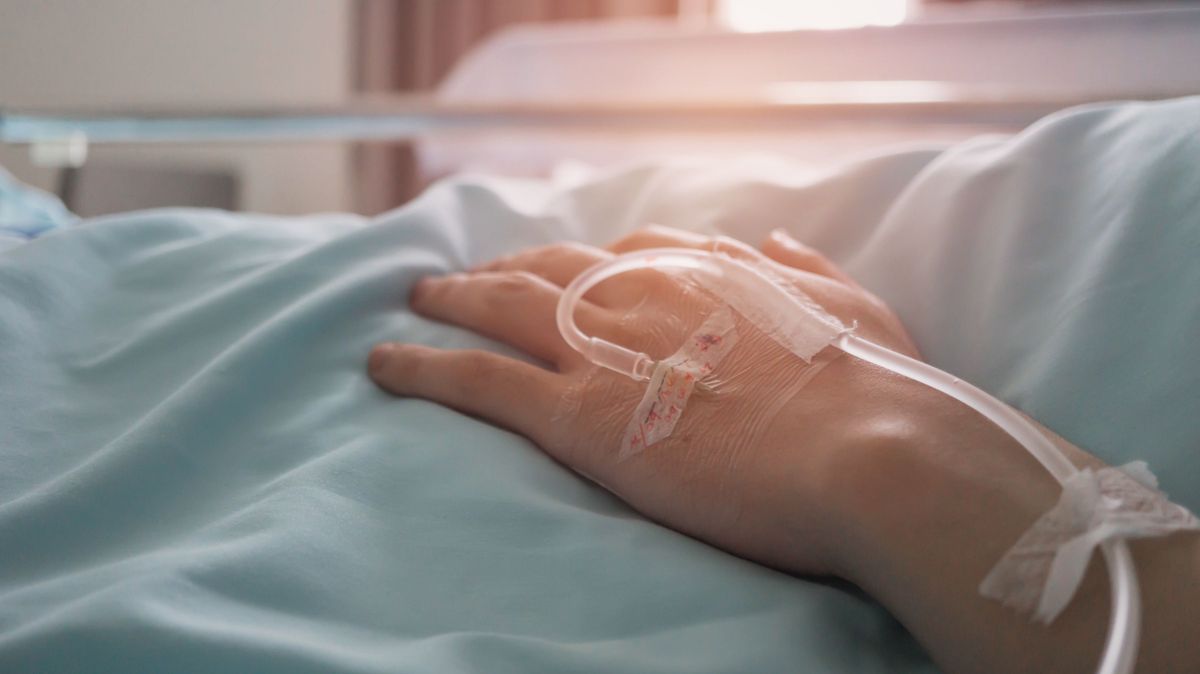 Blurry,Of,Saline,Intravenous,(iv),Drip,On,Hand,In,Hospital