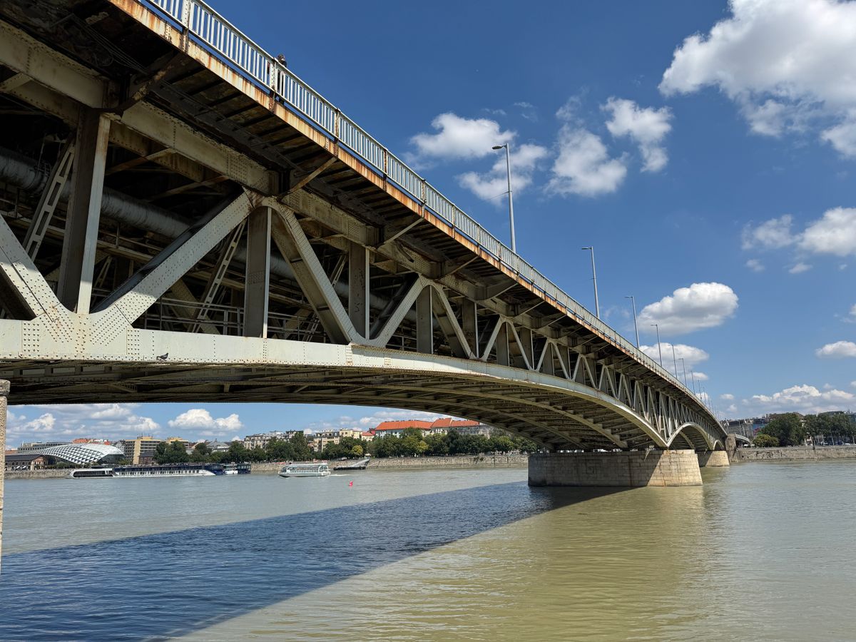 Megbénulna a budapesti közlekedés, ha le kellene zárni a Petőfi hidat