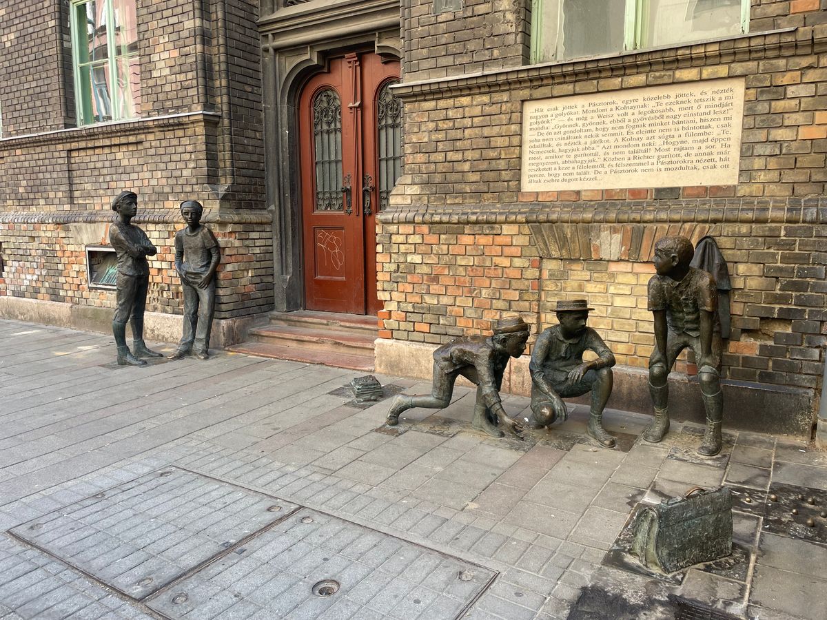 A Práter utca a Pál Utcai Fiúk szobráról híres. 