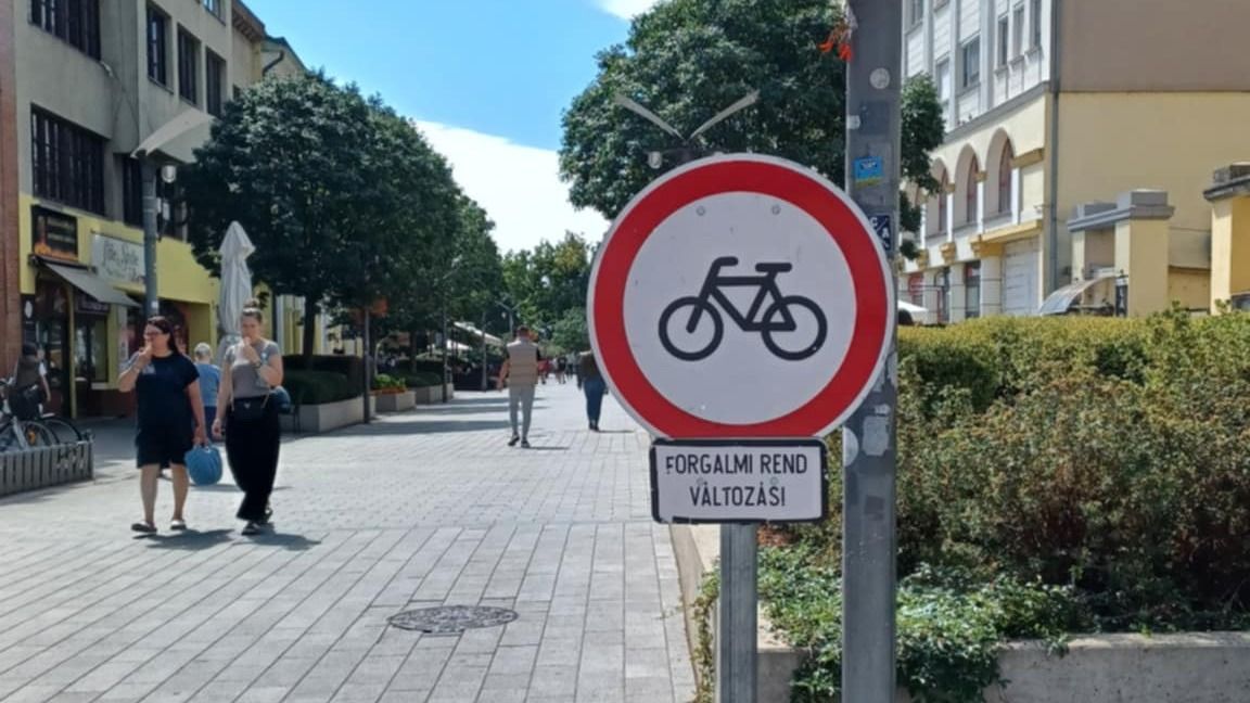 A balesetek elkerülése érdekében több jelzőtábla is figyelmezteti a korzó közlekedőit Nyíregyházán.