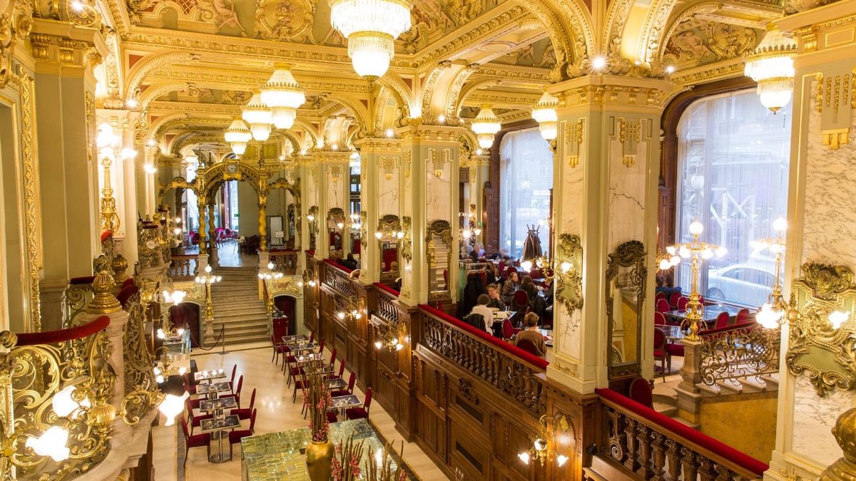 A budapesti New York Café régen a Hungária kávéház névre hallgatott.