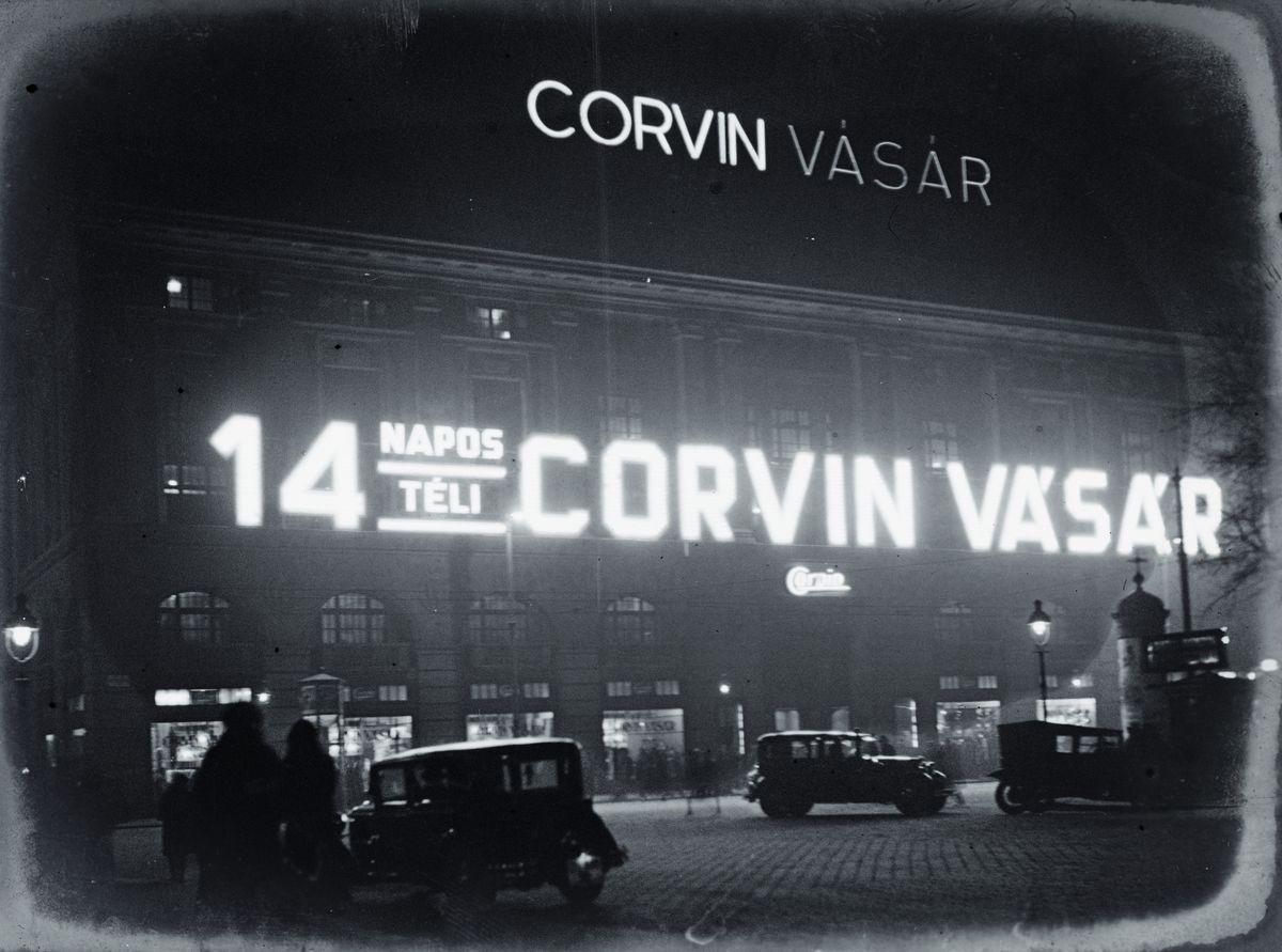 Neonfelirat a Corvin áruházon 1930-ban
