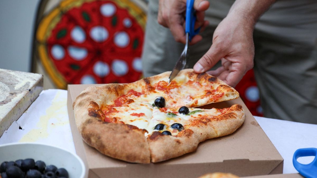 Pizza szeletelő olló egy pizzériában.