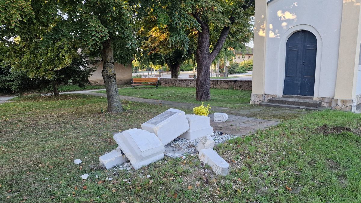 Egy motoros kisodródott a kanyarban, és letarolta a mezőfalvi kivándorlók emlékművét