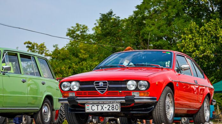 Oldtimer autókkal telt meg a néhány napja a gyulai M44 Truck Center parkolója. A rendezvény különlegessége az volt, hogy az ország legfiatalabb veteránautó építője a 16 éves Göböly Gyurika szervezte