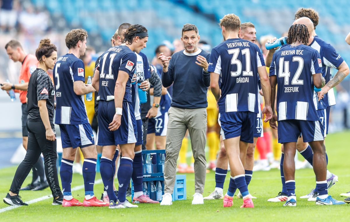 Dárdai Pál Hertha-játékos fia, Márton (31) előtt Stefan Leitl edző, a háttérben az üres széksorok a berlini stadionban
