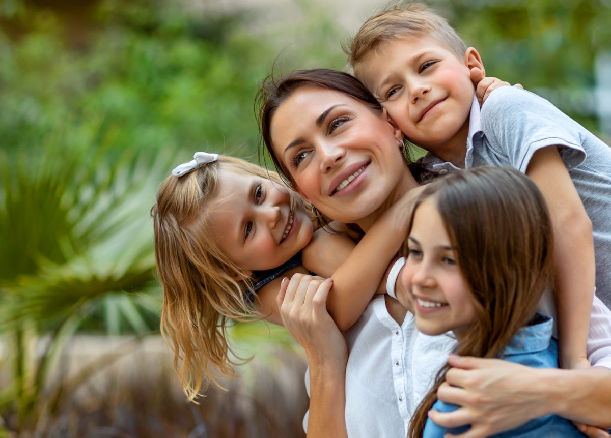 Portrait,Of,A,Nice,Young,Mother,With,Pleasure,Spending,Time, adómentesség, szja-mentesség, adókedvezmény, 