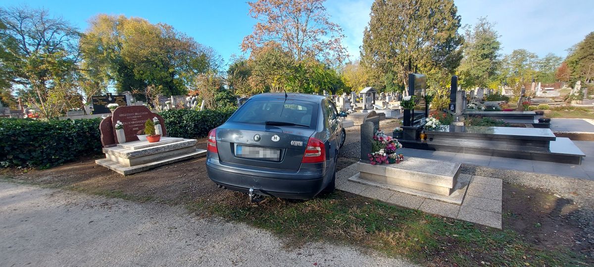 sírokra parkolt