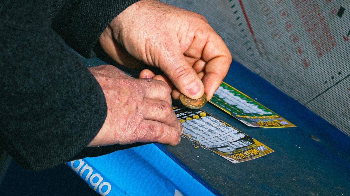 A lottónyertes feleségével együtt visszatért az üzletbe