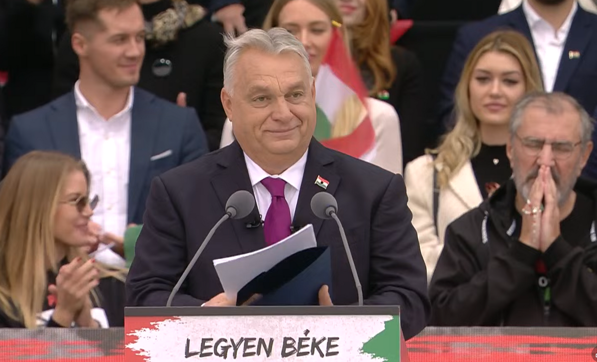 Ha az érem egyik oldalán a Békemenet látható, a másikon a budapesti békecsúcs tükröződik, állítja Orbán Viktor.