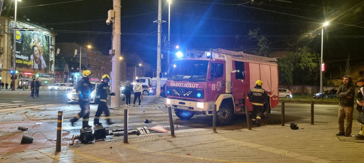 A tűzoltók még a helyszínen végzik a mentést. 