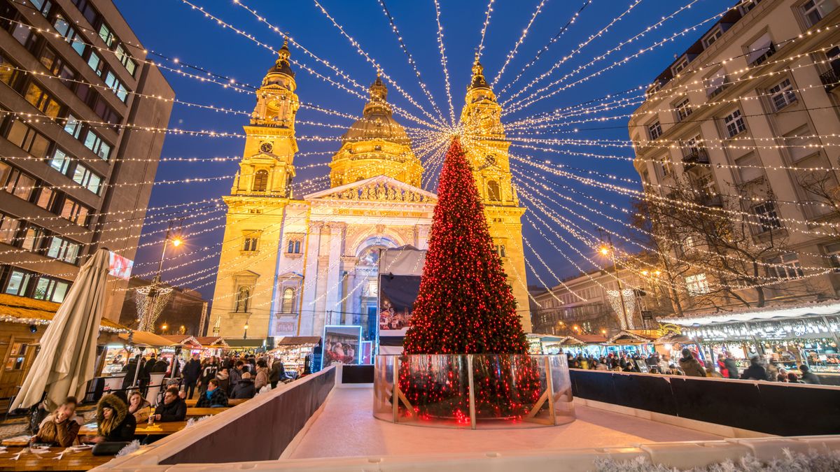 ez a magyarok kedvenc karácsonyi felvétele 2025-ben, Christmas,Market,In,Budapest,In,Front,Of,The,St.,Stephen's