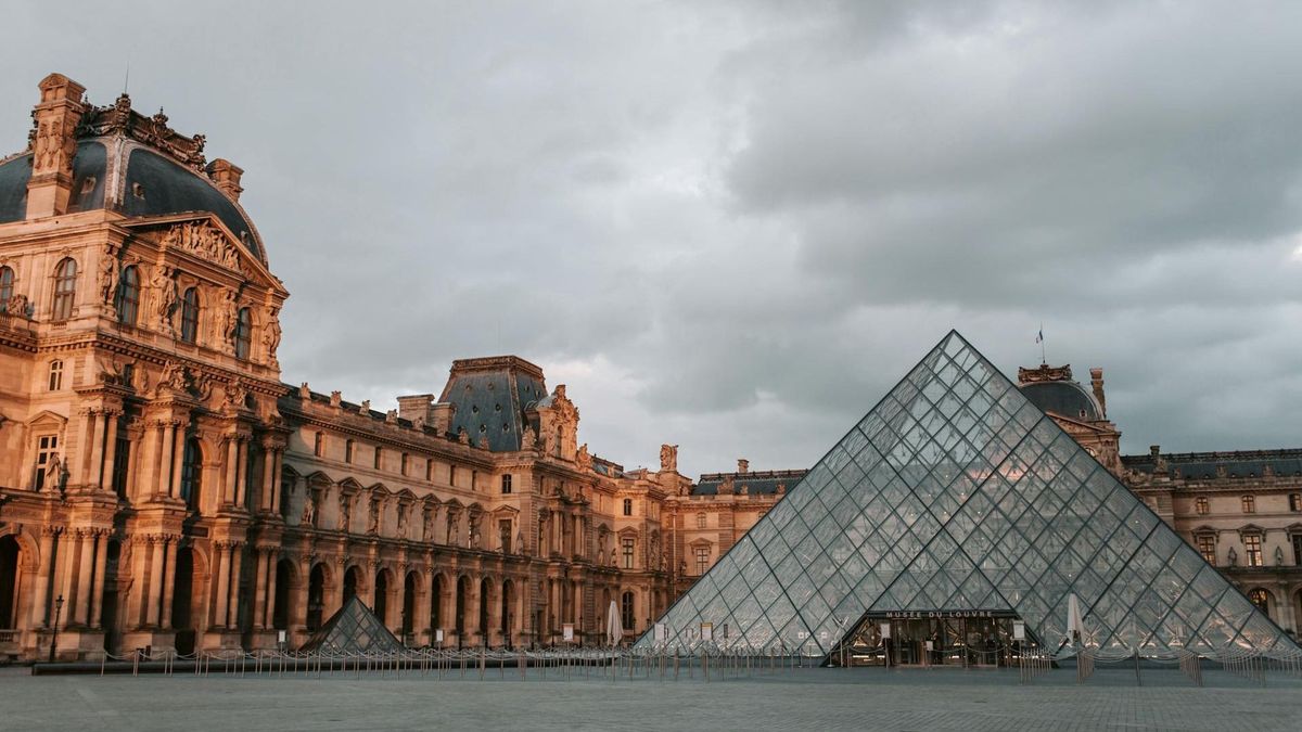 Munkásoknak öltözve törtek be a Louvre múzeumba