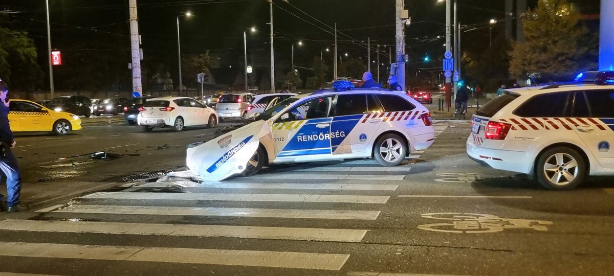 A rendőrautó durván megroncsolódott. 