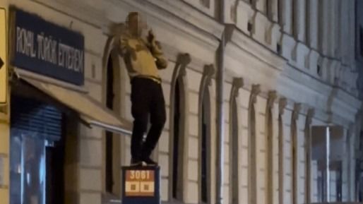 A férfi a bulinegyedben ropta a táncot / 