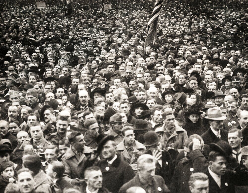 őszirózsás forradalom után 1918, Kossuth Lajos tér, a felvétel a Parlament előtt a Magyar Népköztársaság kikiáltásakor 1918. november 16-án készült.