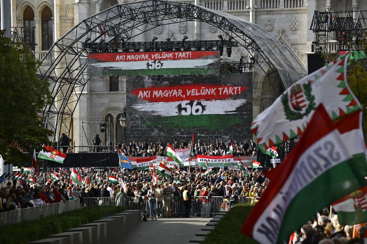 Orbán Viktor megköszönte Olíviának a gyönyörű éneket.