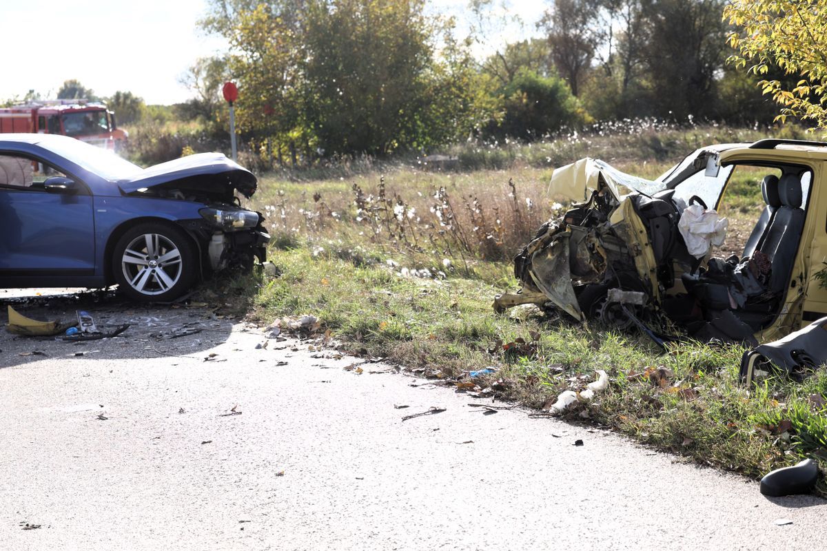 traktornak csapódott az egyik autó, a benne ülő 21 éves fiatal meghalt