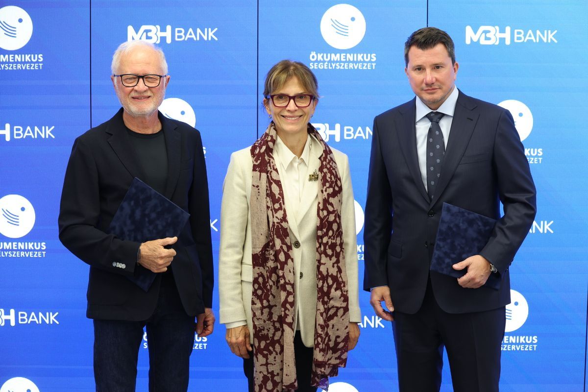Lehel László, az Ökumenikus Segélyszervezet elnök-igazgatója, Lévai Anikó, az Ökumenikus Segélyszervezet jószolgálati nagykövete, Dr. Barna Zsolt az MBH Bank elnök-vezérigazgatója  Fotó: Szabolcs László