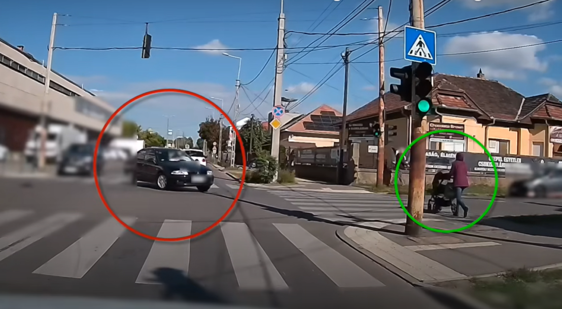 babakocsit toló nőt gázolt