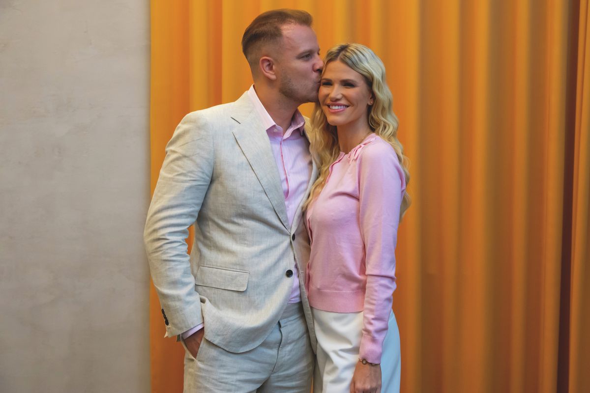 Vasvári Vivien Zsigmond oldalán szinte ragyog a boldogságtól.