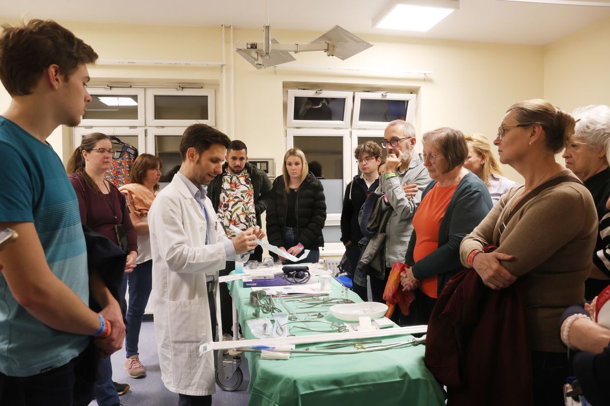 Dr. Dorogi Bence Ph.D épp egy műeret mutat a Szent Imre kórház egyik érsebészeti kortermében.