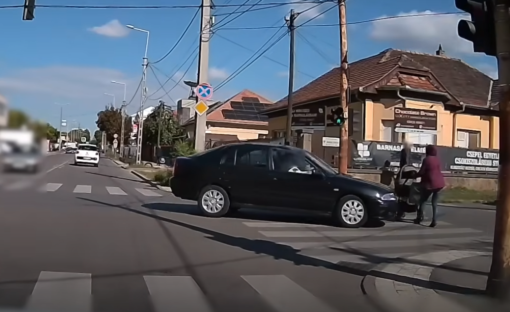 babakocsit toló nőt gázolt