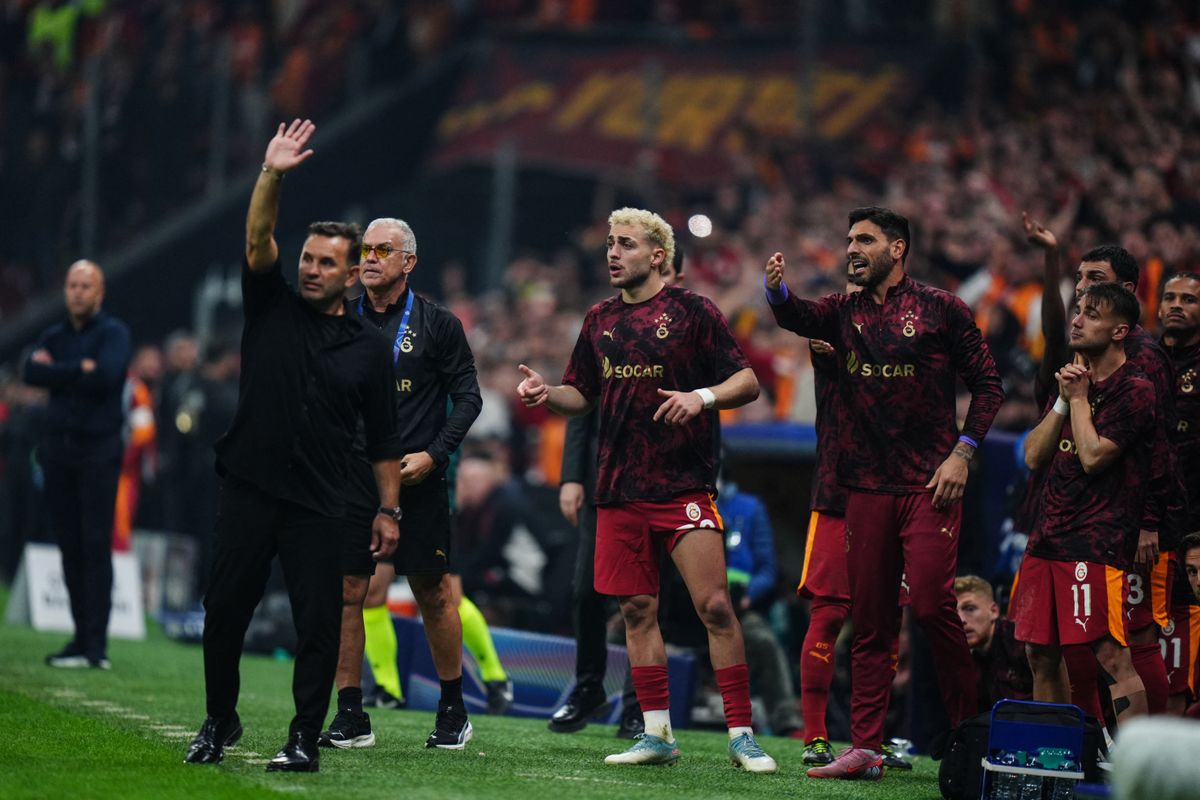 Okan Buruk (balra) szerint Sané (jobbra) nagyon jó és fontos játékos, mégis levegőnek nézte a Galatasaray-Liverpool BL-meccsen