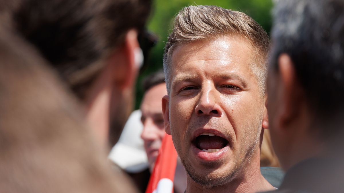 Magyar Péter Egymillió lépés a békéért és a nemzeti összefogásért elnevezésű országjárása