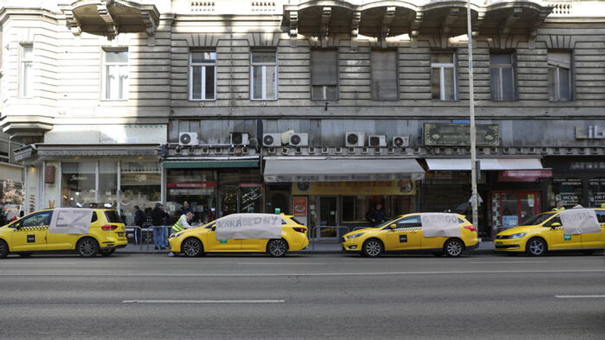 A főváros több helyszínén is tüntetnek a taxisok.