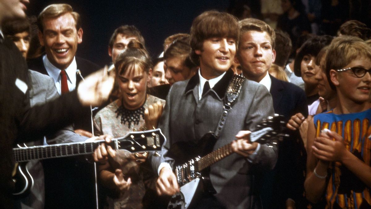 John Lennon, a világhírú angol zenekarral, a The Beatles-szel vált ismertté a '60-as évektől