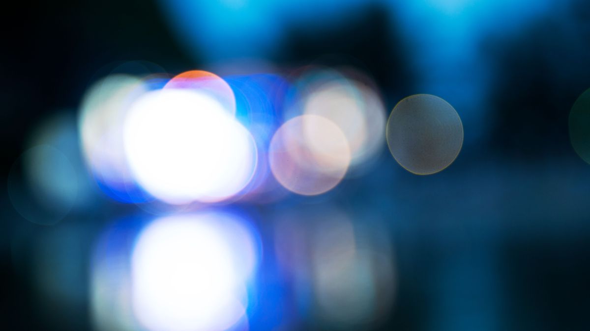 Közleményt adott ki a rendőrség: holtan találtak egy idős nőt az út közepén