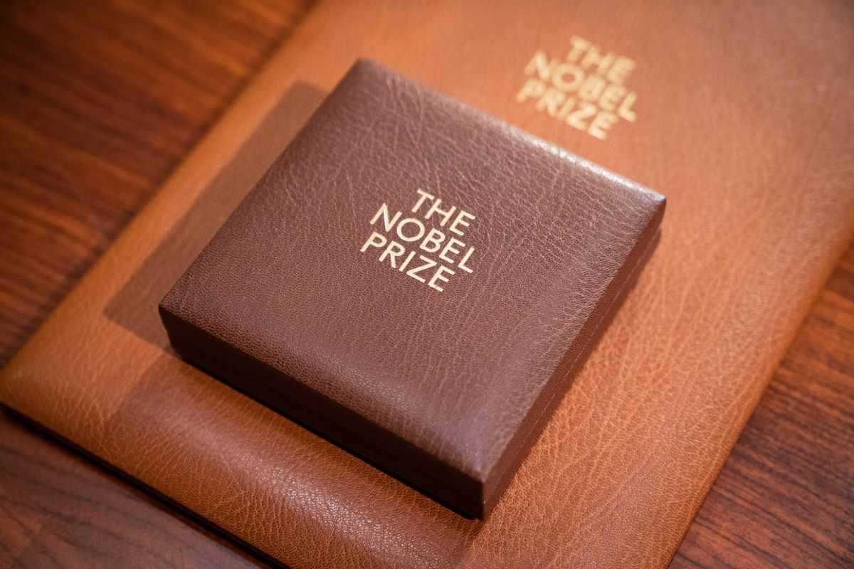 Nobel-díj, ebben az egyszerű csomagolásban, rendkívül értékes díj lapul