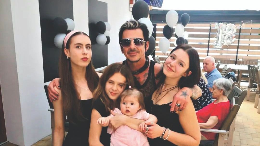 Kiss Endi - Hooligans