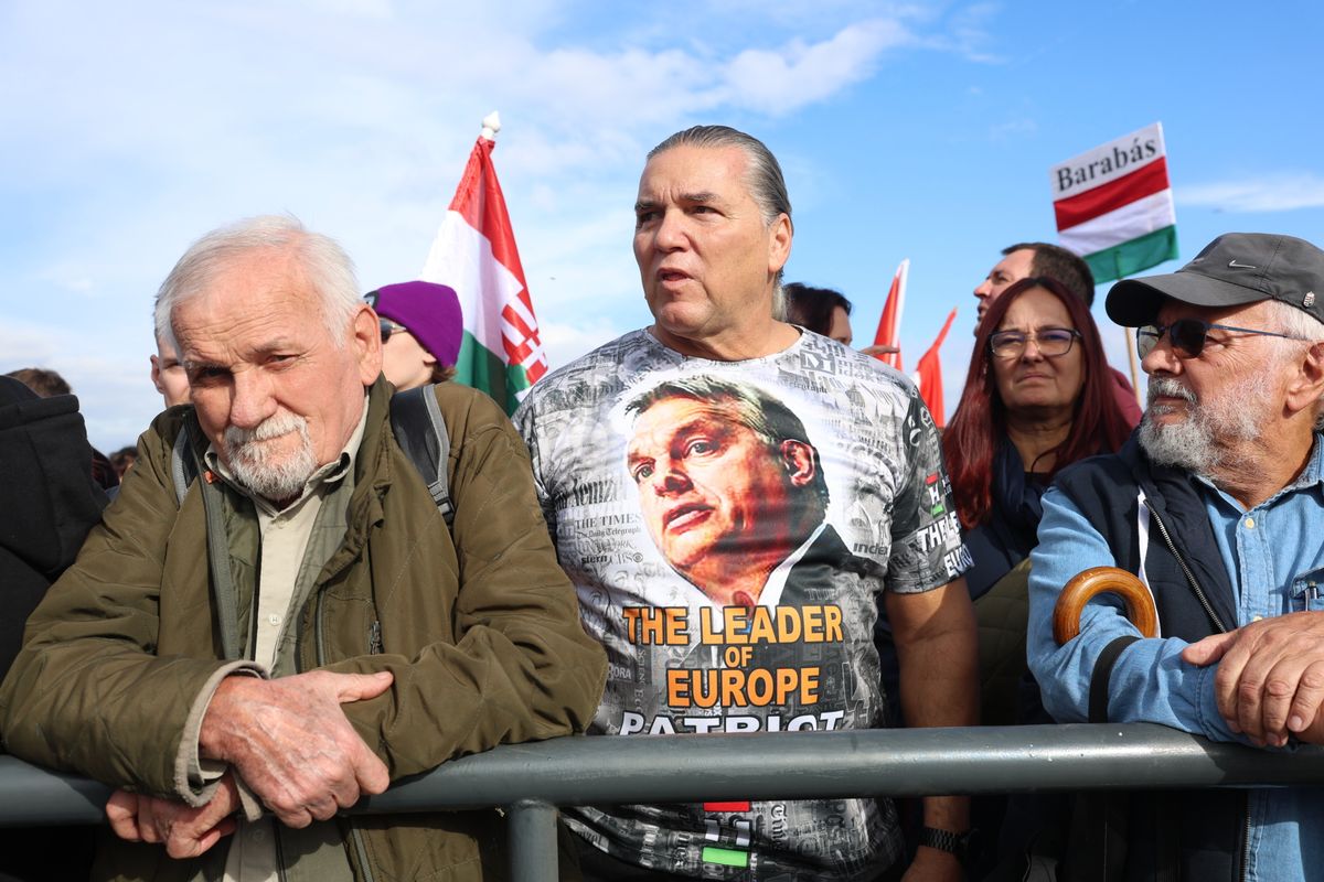 A Békemenet résztvevői Orbán Viktort népszerűsítő ruházatban 2025. október 23-án