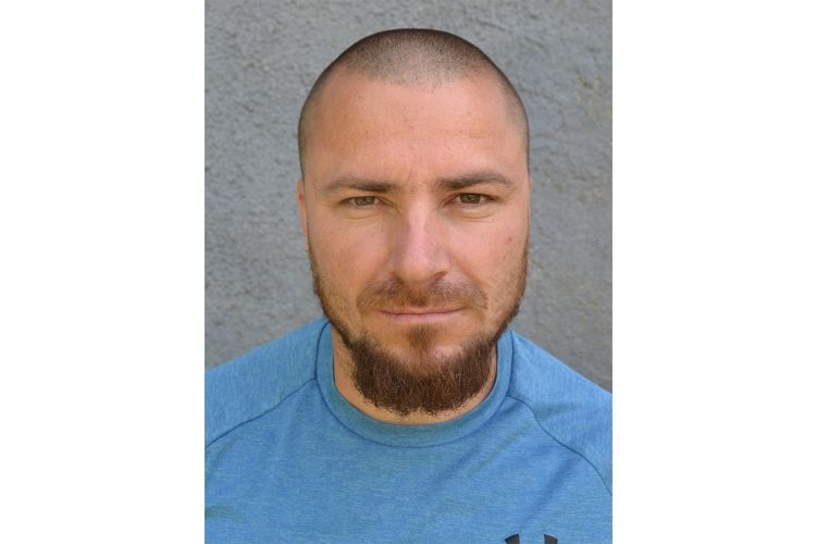 A baltás gyilkos július óta menekül, sokak szerint egy komplett hálózat segíti a szökésben