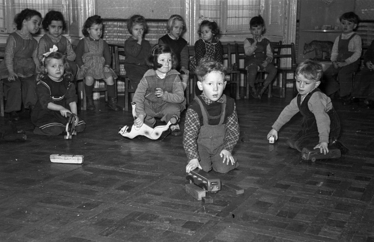 Retró óvoda – a gyerekek örömmel játszanak 1952-ben is.