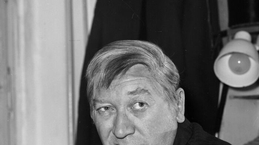 1921. január 13-án született, 1992. november 3-ány hunyt el a Jászai Mari-díjas magyar színművész, érdemes művész és kiváló művész. Képekkel és pár érdekességgel emlékezünk az épp 33 éve elhunyt Csákányi Lászlóra.