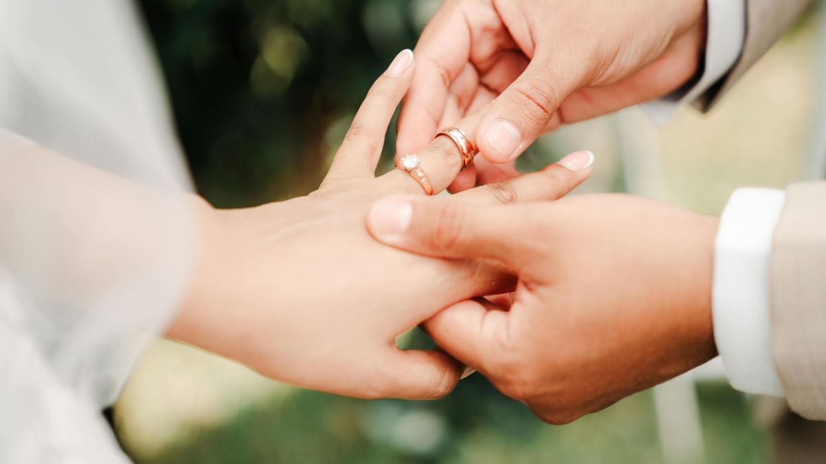 Már két gazdag férj jelölt is van, aki elvenné a nőt feleségül