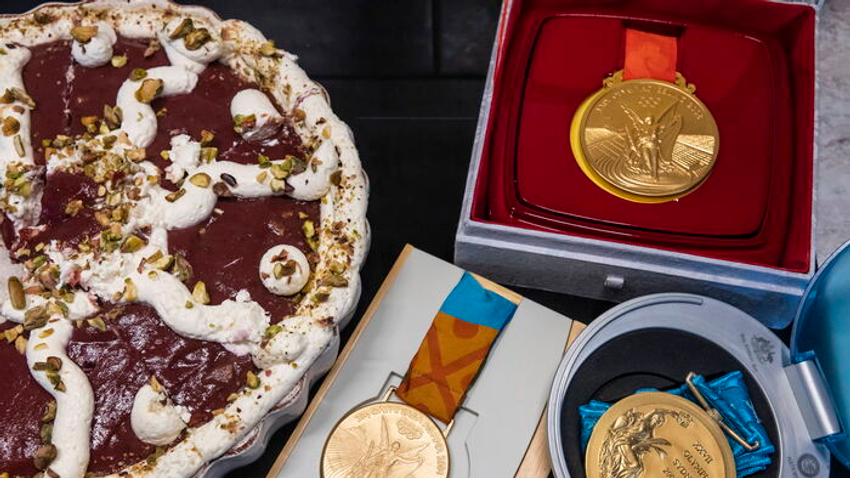 Biros Péter háromszoros olimpiai bajnok tiszteletére készült a Biros piros-fehér-zöld torta, amelyet tesztelt is a vízilabdabajnok, és jó szívvel ajánl olvasóinknak elkészítésre.