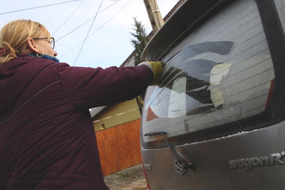 A hidegebb napokon a pára könnyen rá is fagyhat az autók szélvédőjére.